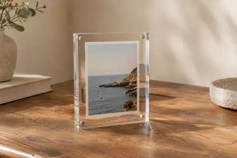 Cadre photo transparent à poser avec une image visible entre deux blocs d’acrylique aimantés