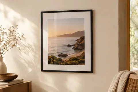 Cadre photo noir Atmosphera Manu avec passe-partout, présenté sur un mur crème dans un intérieur lumineux
