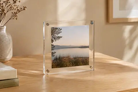 Cadre photo carré transparent à poser, avec deux images maintenues entre des plaques aimantées aux angles