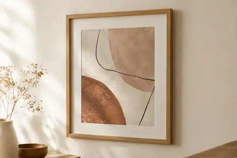 Cadre photo à finition bois naturel avec passe-partout, accroché sur un mur crème dans un intérieur lumineux.